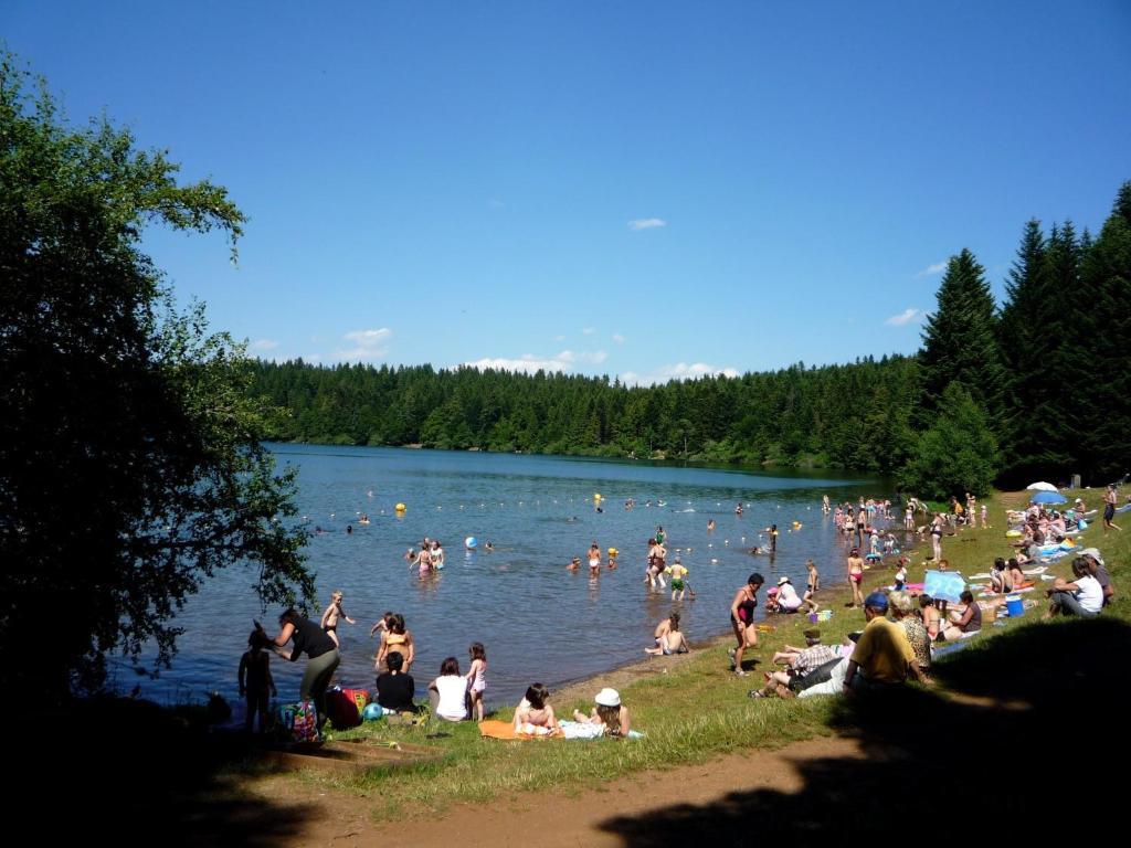 Le Gite Du Velay Bains Экстерьер фото